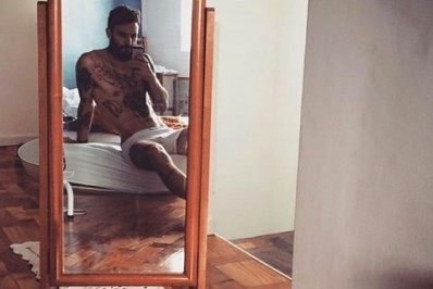 Ex-BBB faz novo vídeo polêmico e dispara: 'Tabu de ** é língua'