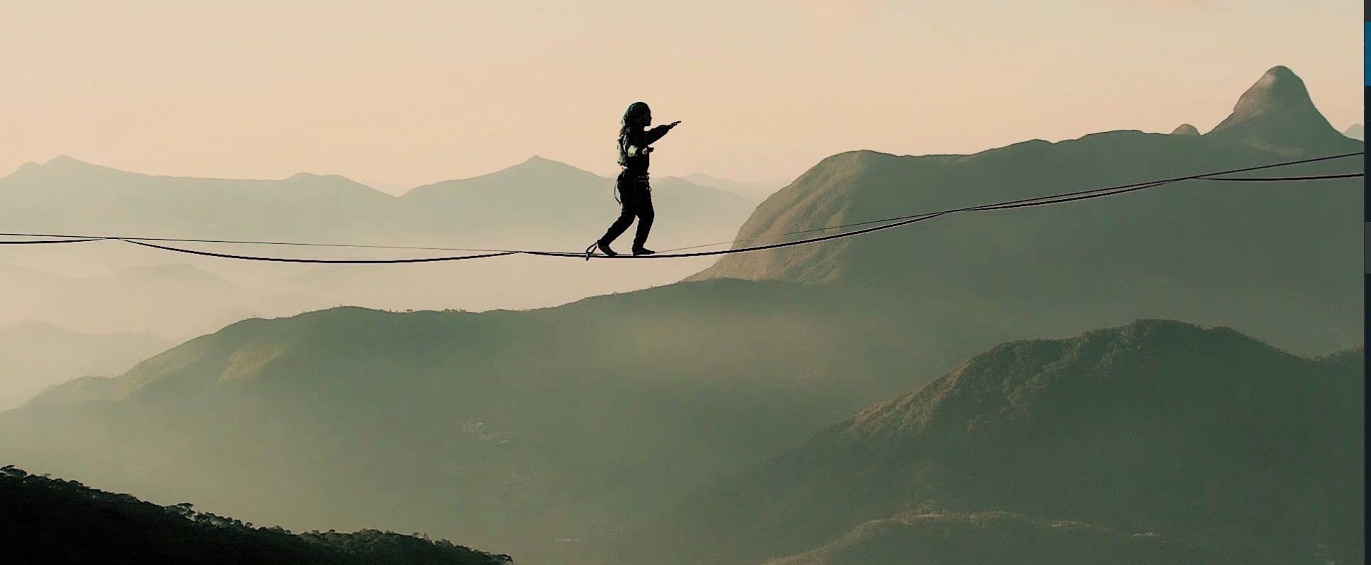 Atletas desafiam as alturas pelo novo recorde de Highline em Mag&eacute;