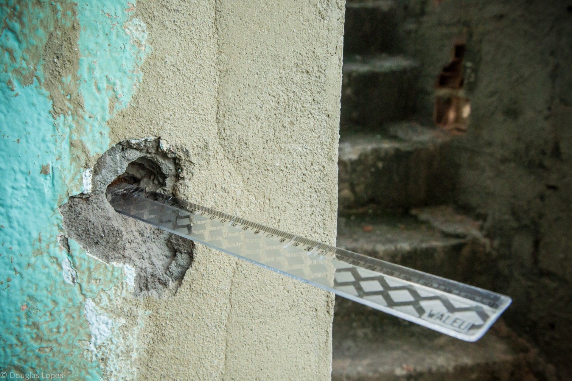 Marca de tiro em casa no Complexo da Maré - Douglas Lopes