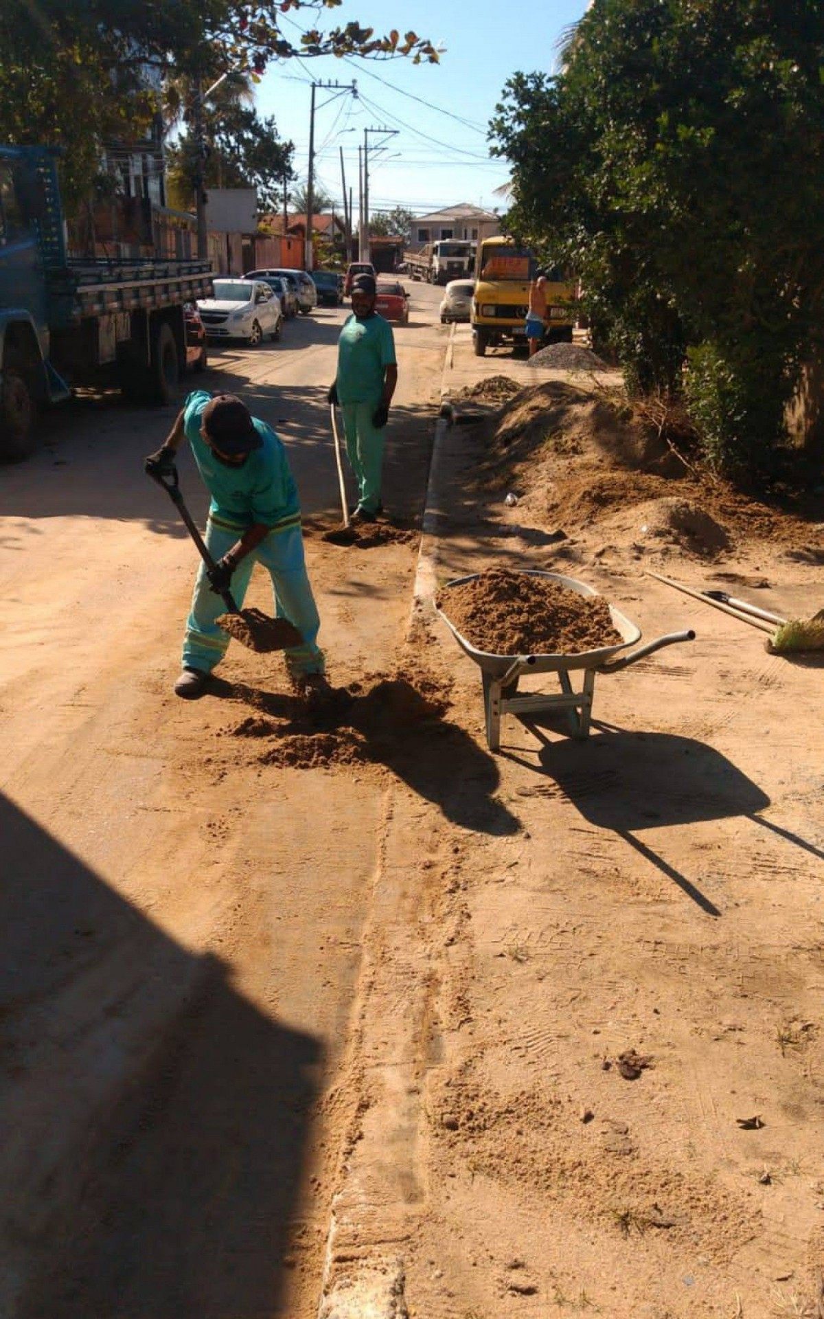 Equipes de limpeza de Saquarema trabalham ap&oacute;s forte chuva que caiu na cidade