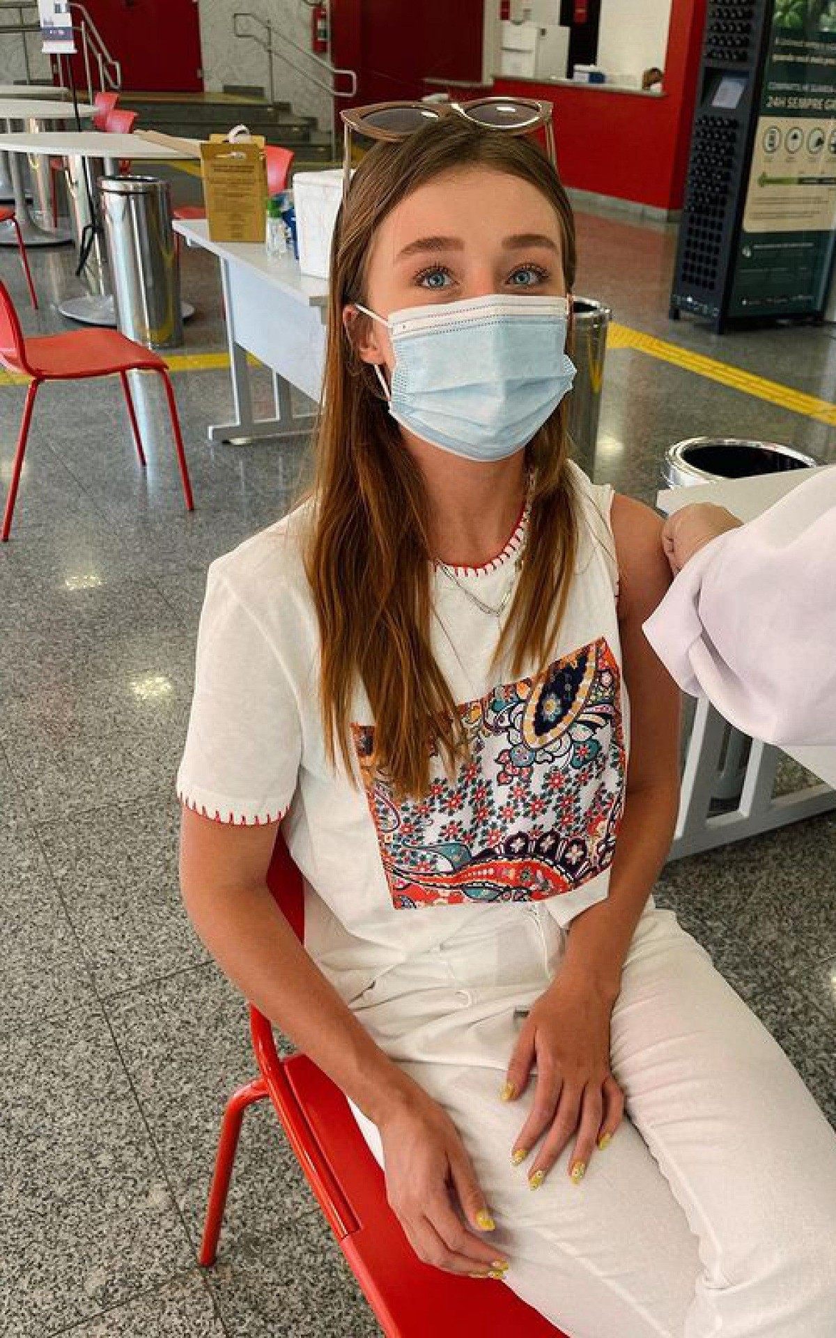 Duda Reis comemora após ser vacinada contra a covid-19