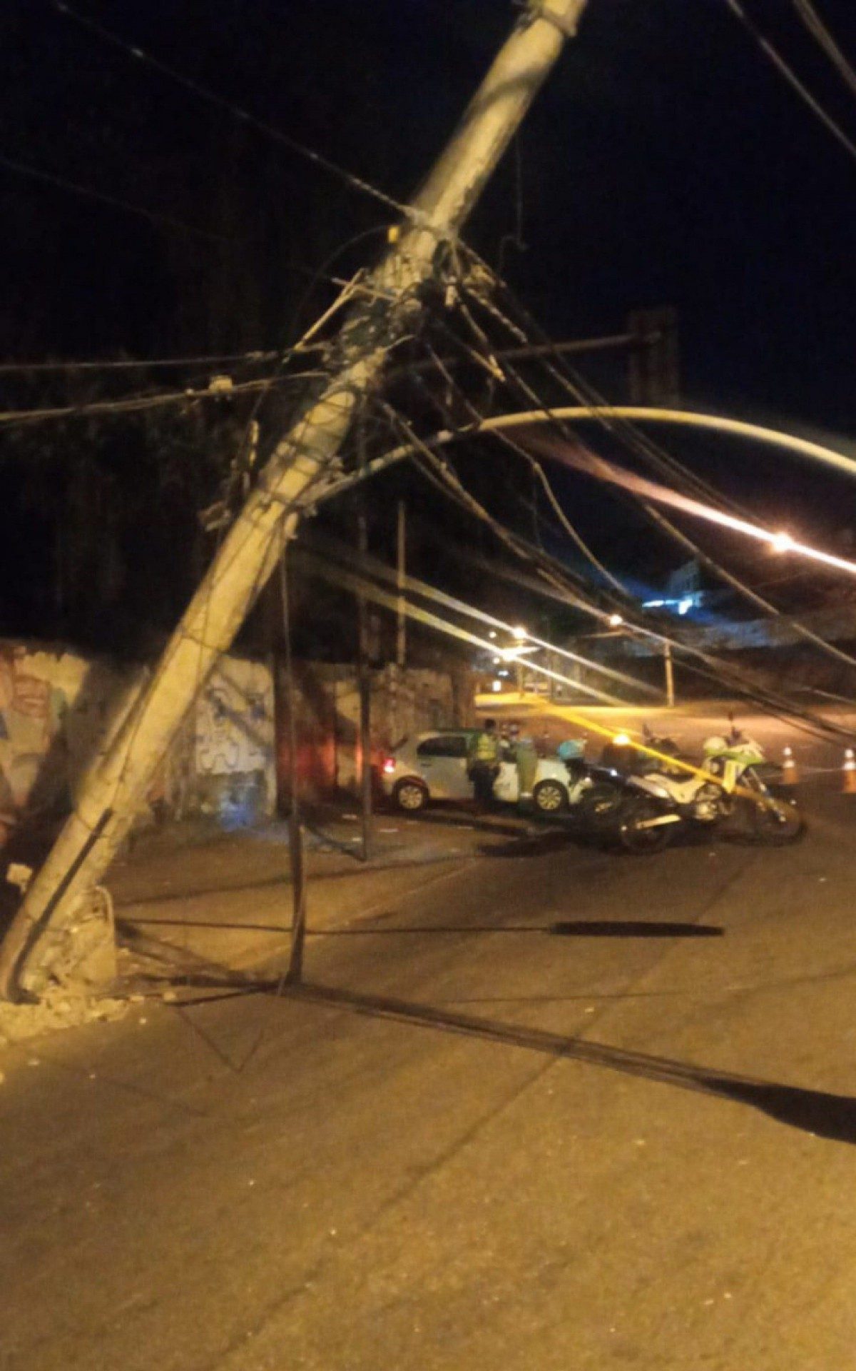 Poste tem risco de cair na via, na Estrada do Gabinal