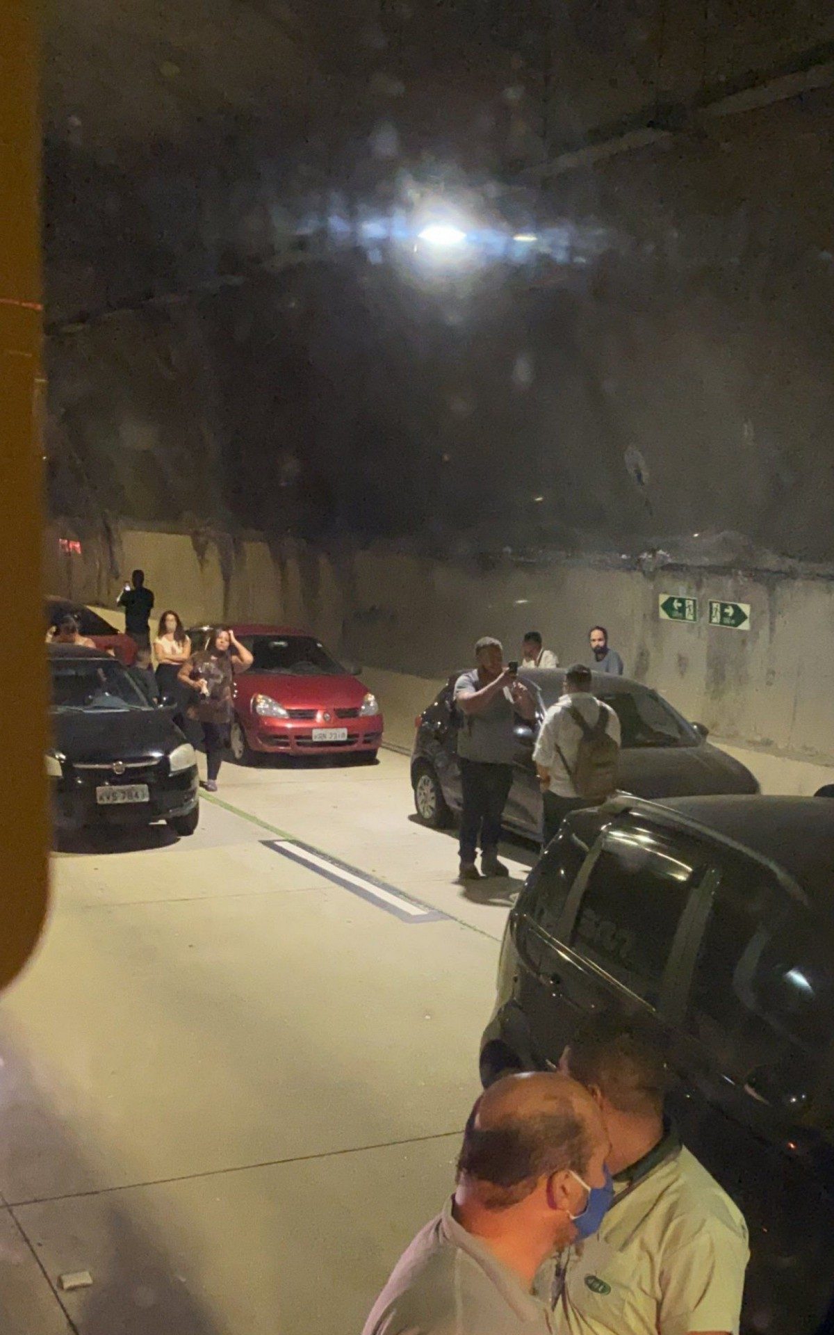 Carros voltaram na contram&atilde;o por conta de arrast&atilde;o no T&uacute;nel Marcelo Alencar 