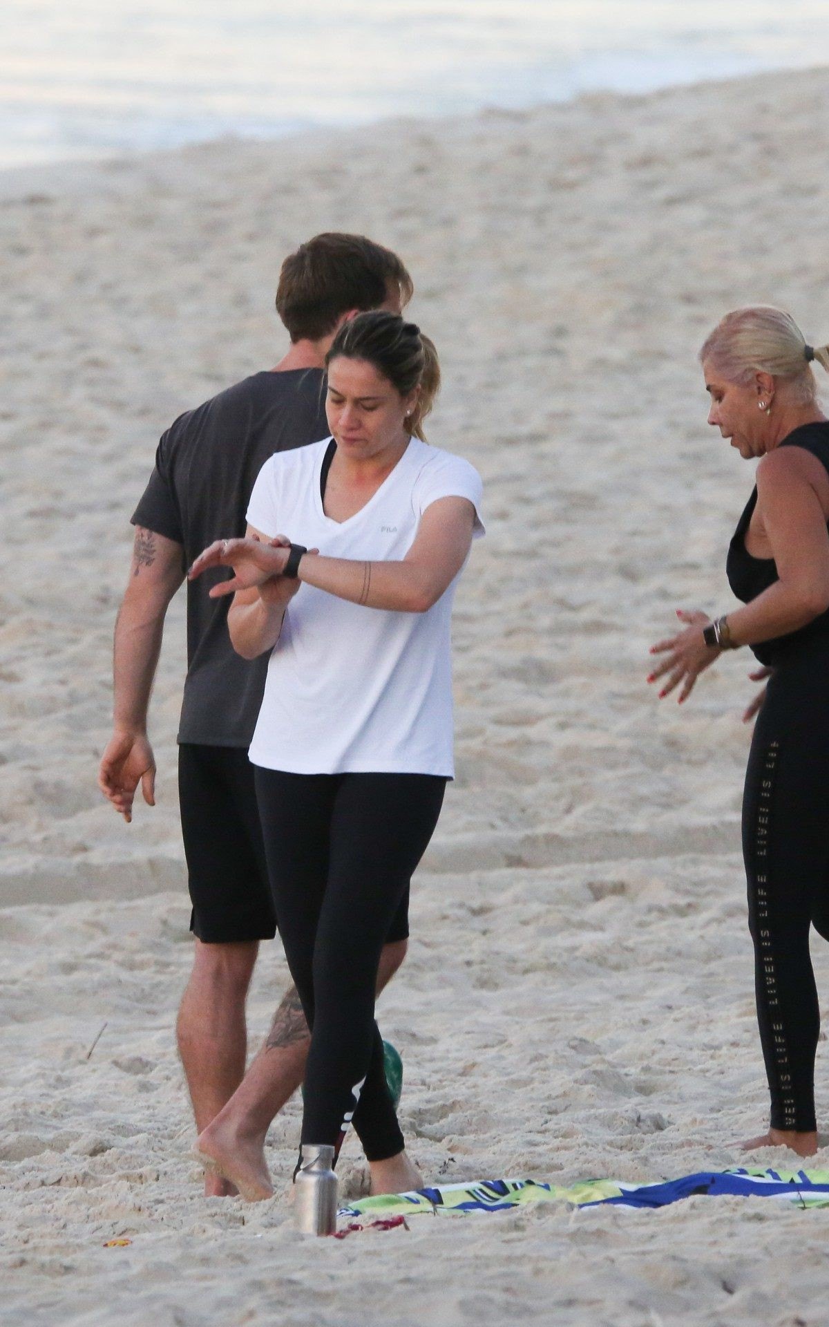 Fernanda Gentil faz treino funcional na Praia da Barra da Tijuca, na Zona Oeste do Rio, na manh&atilde; desta sexta-feira