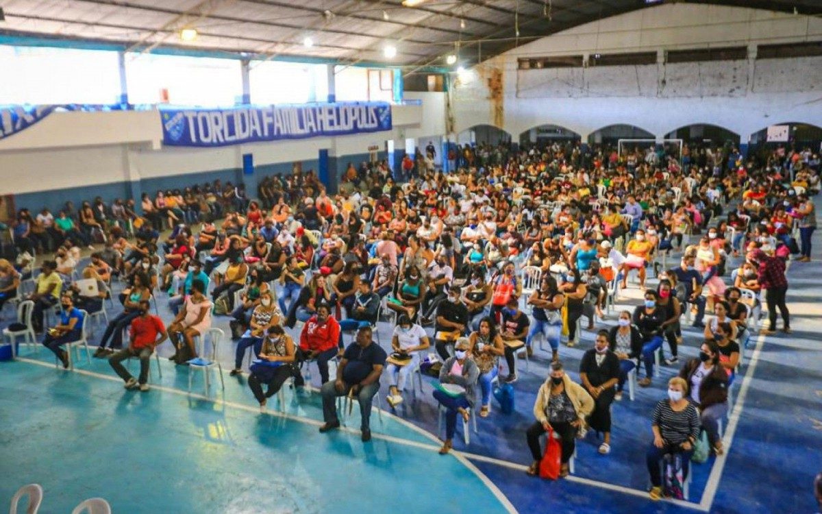 A quadra do Heli&oacute;polis Atl&eacute;tico Clube ficou lotada de candidatos que foram assinar os contratos