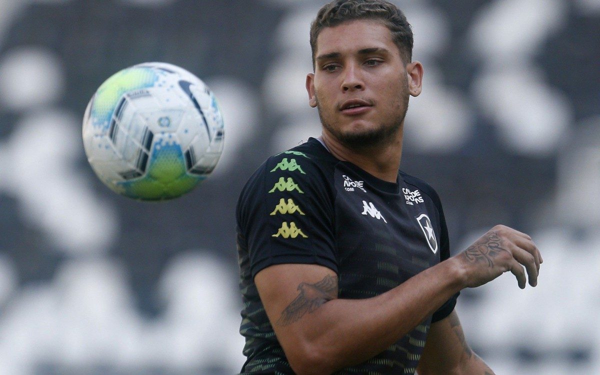 Navarro.Treino do Botafogo no Estadio Nilton Santos. 18 de Agosto de 2020, Rio de Janeiro, RJ, Brasil. Foto: Vitor Silva/Botafogo. .Imagem protegida pela Lei do Direito Autoral Nº 9.610, DE 19 DE FEVEREIRO DE 1998. - Vitor Silva/Botafogo