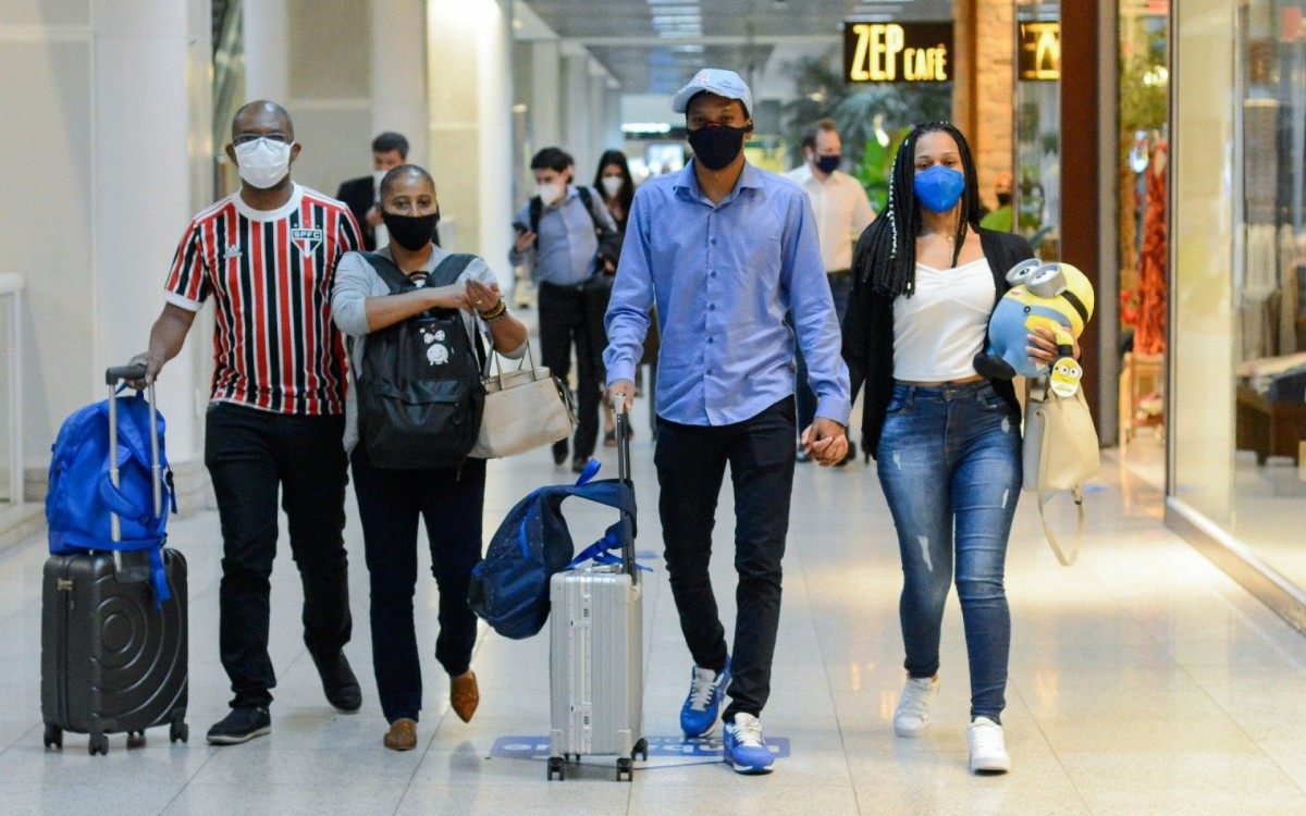 Ex-BBB Lucas Penteado circula de mãos dadas com uma mulher e diz que a jovem é sua noiva