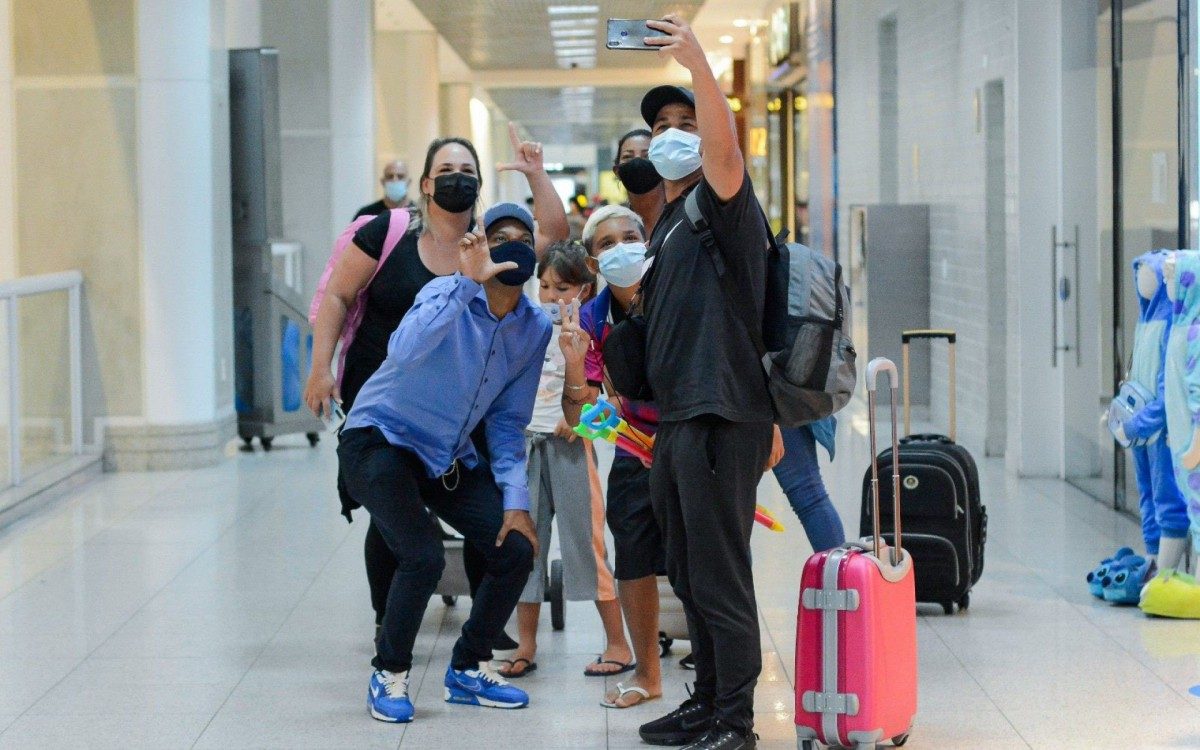 Ex-BBB Lucas Penteado circula de mãos dadas com uma mulher e diz que a jovem é sua noiva