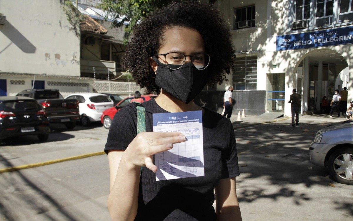 Thayná Vianna, de 18 anos, diz se sentir aliviada após ser vacinada - Marcos Porto