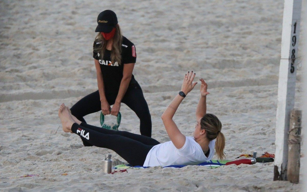 Fernanda Gentil faz treino funcional na Praia da Barra da Tijuca, na Zona Oeste do Rio, na manh&atilde; desta sexta-feira