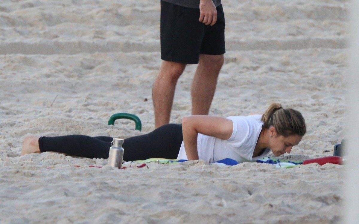 Fernanda Gentil faz treino funcional na Praia da Barra da Tijuca, na Zona Oeste do Rio, na manh&atilde; desta sexta-feira