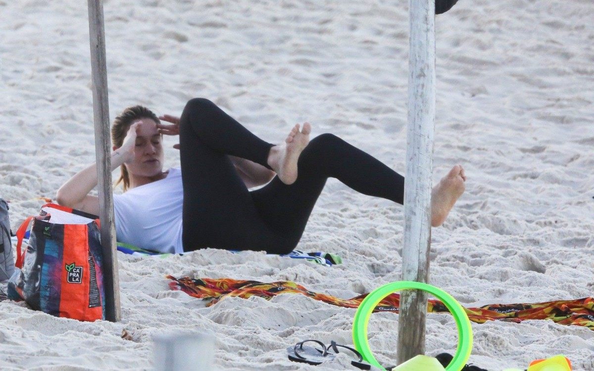 Fernanda Gentil faz treino funcional na Praia da Barra da Tijuca, na Zona Oeste do Rio, na manh&atilde; desta sexta-feira