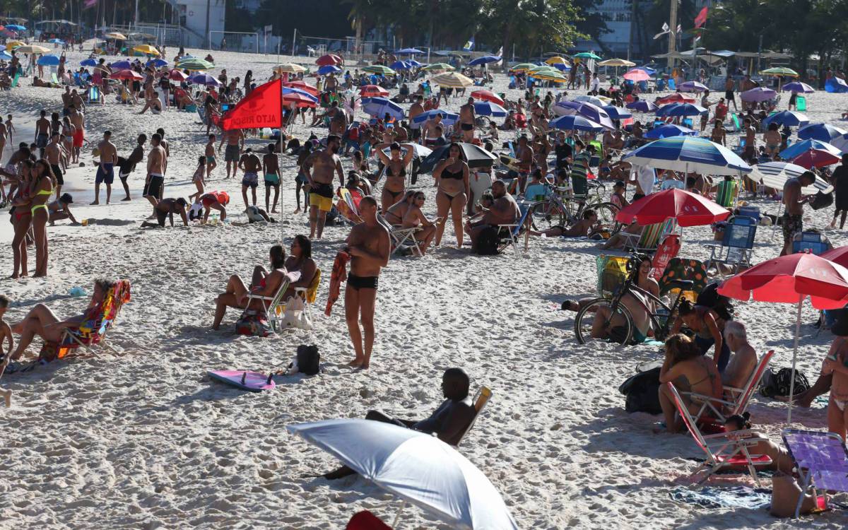 Com alta temperatura e dia ensolarado, Praia do Arpoador ficou cheia de banhistas - Cl&eacute;ber Mendes
