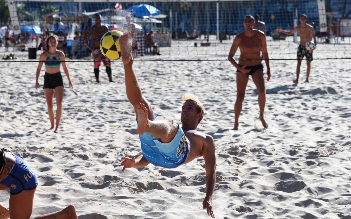 Cariocas aproveitaram o dia ensolarado na Praia do Arpoador - Cl&eacute;ber Mendes