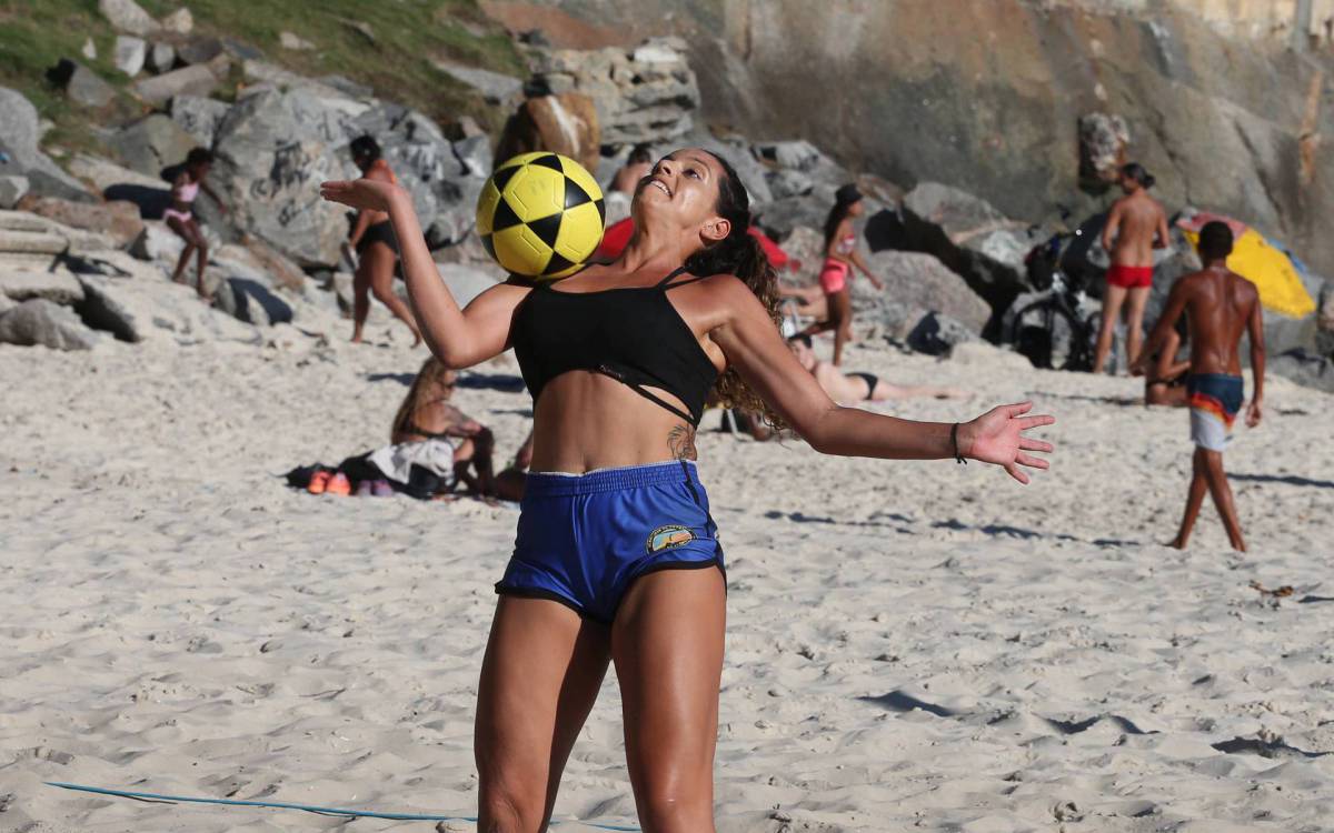 Alta temperatura levou cariocas &agrave;s praias nesta sexta-feira - Cl&eacute;ber Mendes