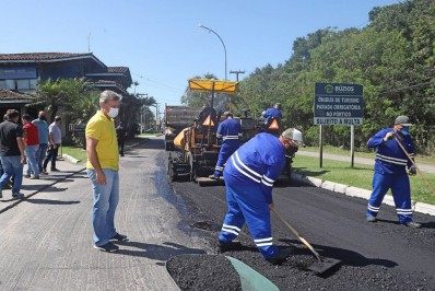 Asfalto novo na Avenida José Bento Ribeiro Dantas em Búzios segue em ritmo acelerado