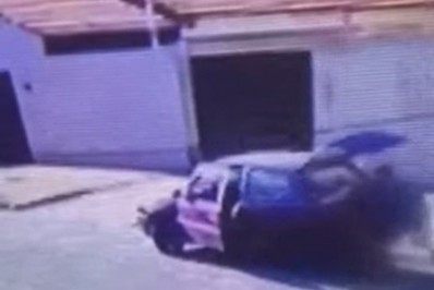 Câmera de segurança flagra momento em que casal abandona cadáver na rua: assista o vídeo