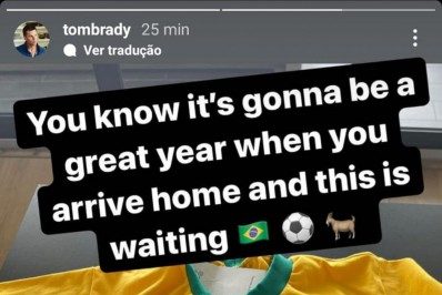 Pelé presenteia astro da NFL com camisa autografada