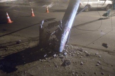 Poste com risco de queda interdita Estrada do Gabinal, em Jacarepaguá