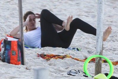 Que disposição! Fernanda Gentil faz treino funcional na praia