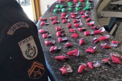 Polícia apreende drogas no cemitério de Guapimirim