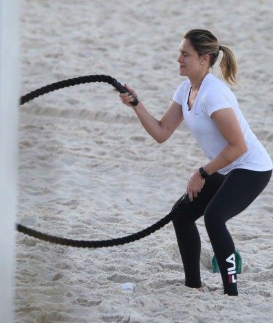 Fernanda Gentil faz treino funcional na Praia da Barra da Tijuca, na Zona Oeste do Rio, na manhã desta sexta-feira - Ag. News