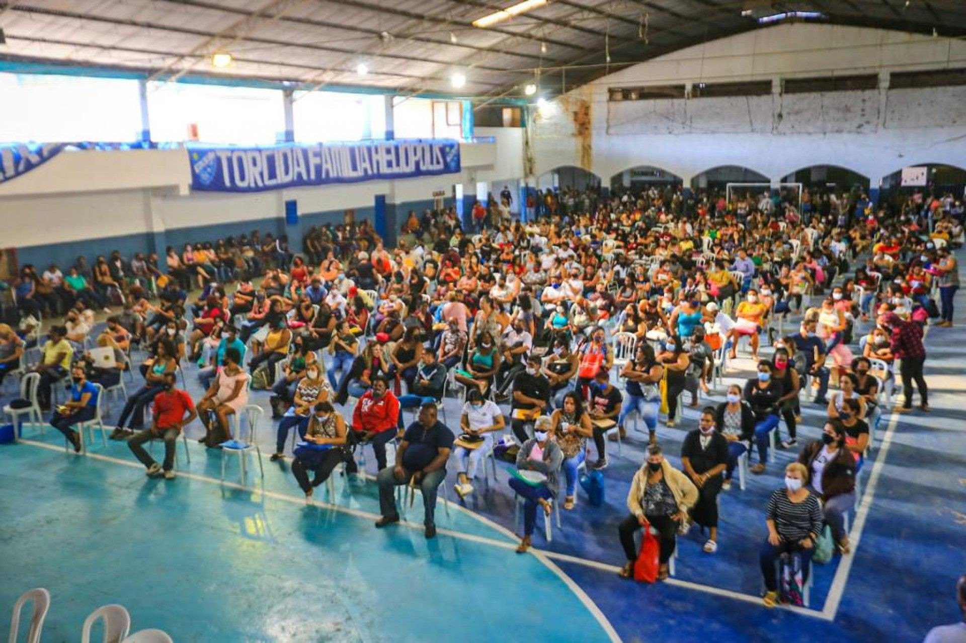 A quadra do Heli&oacute;polis Atl&eacute;tico Clube ficou lotada de candidatos que foram assinar os contratos - Rafael Barreto / PMBR