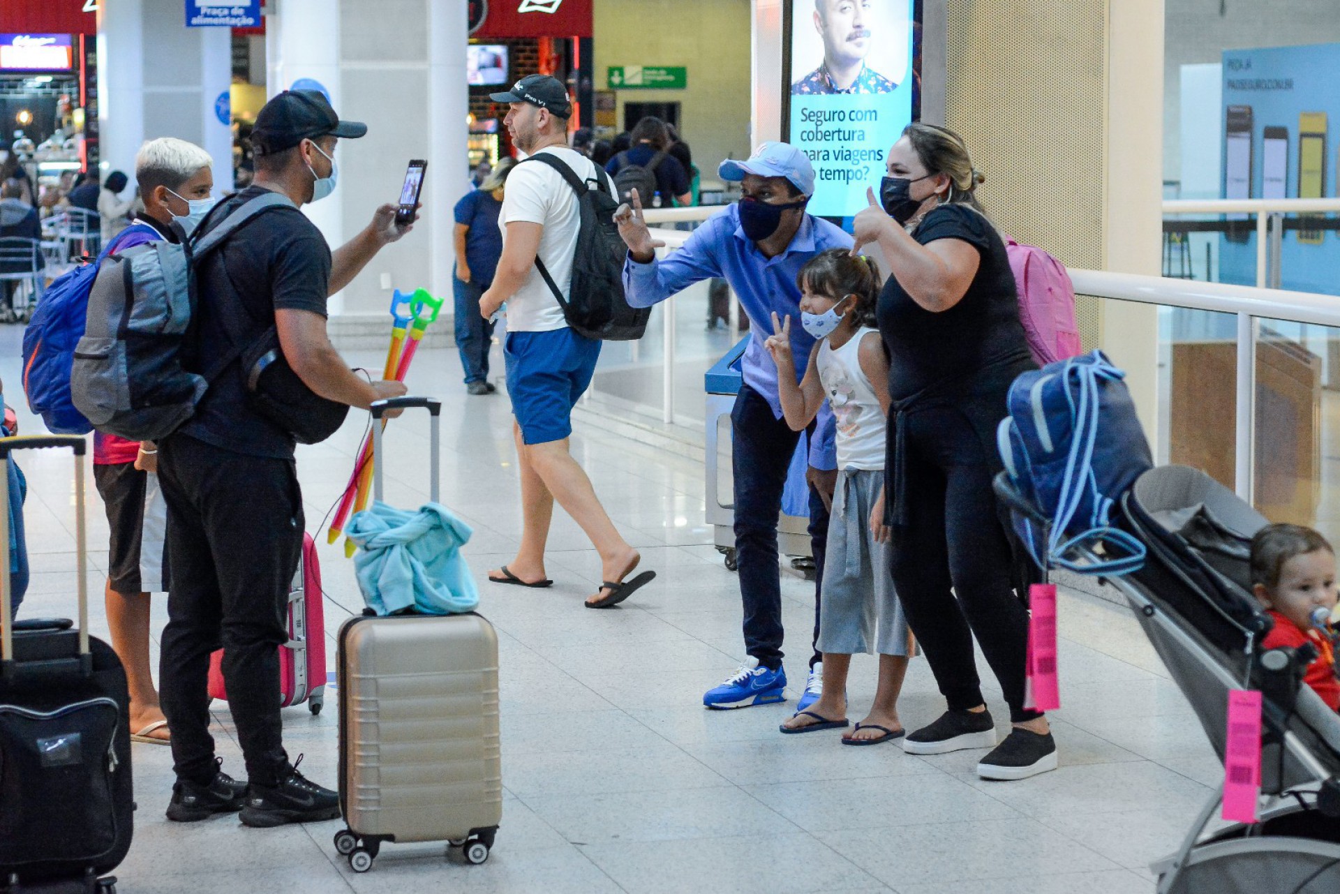 Ex-BBB Lucas Penteado circula de mãos dadas com uma mulher e diz que a jovem é sua noiva - Ag. News
