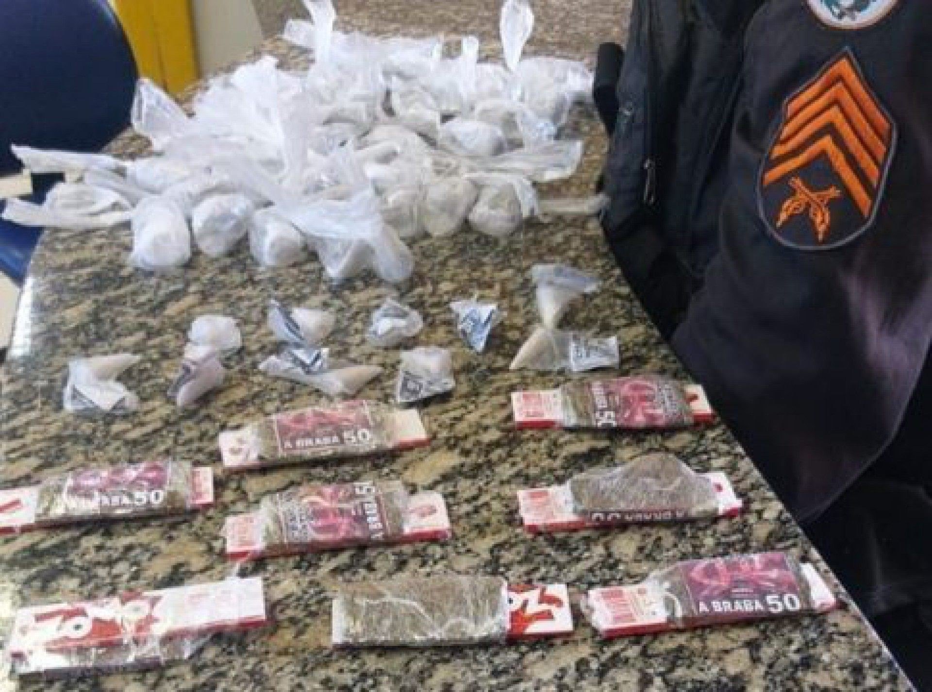 Pol&iacute;cia apreende adolescente com drogas em Araruama