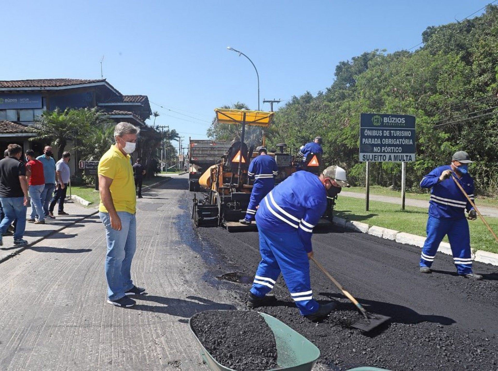 Asfalto novo na Avenida Jos&eacute; Bento Ribeiro Dantas em B&uacute;zios segue em ritmo acelerado