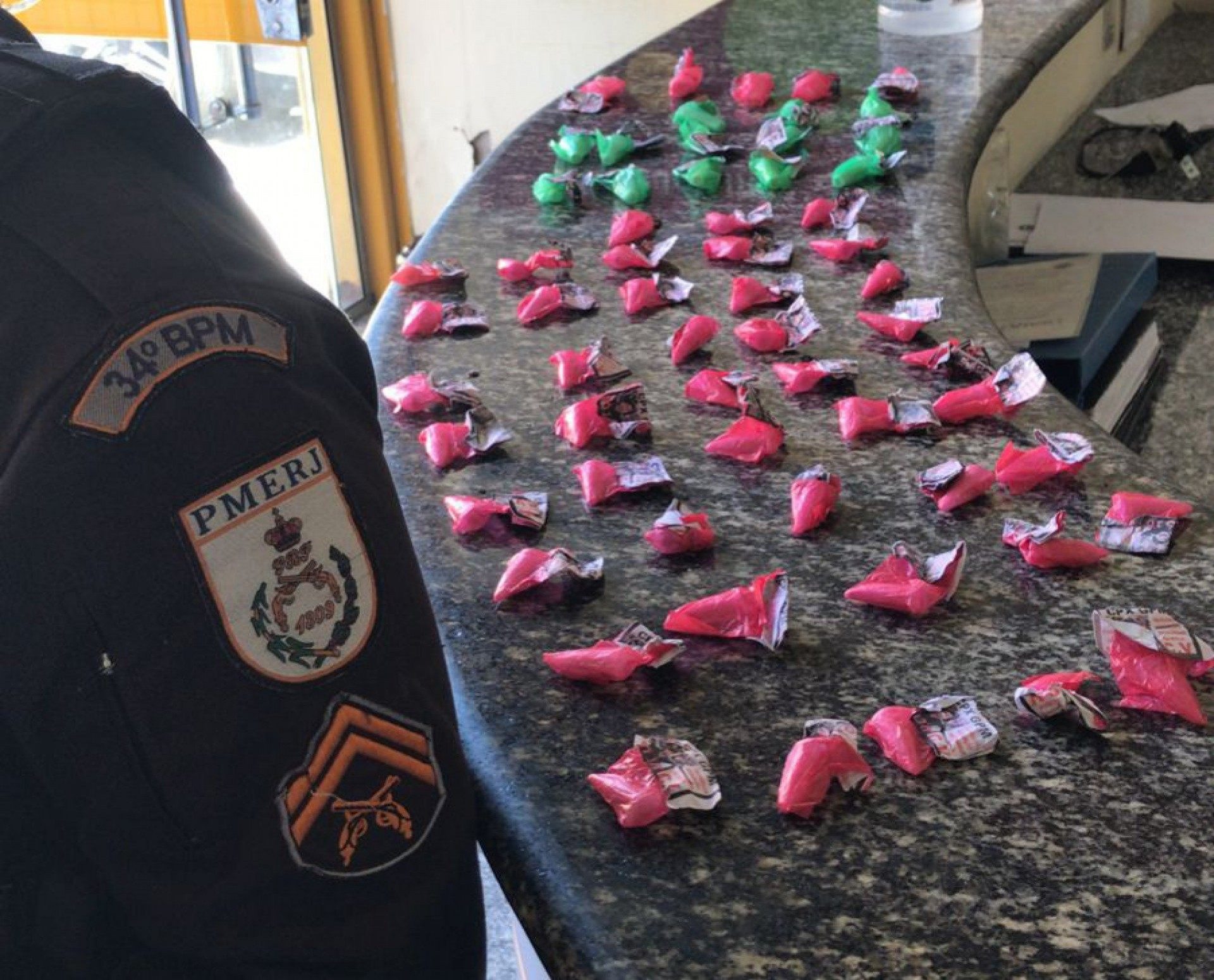 Pol&iacute;cia apreende drogas no cemit&eacute;rio de Guapimirim