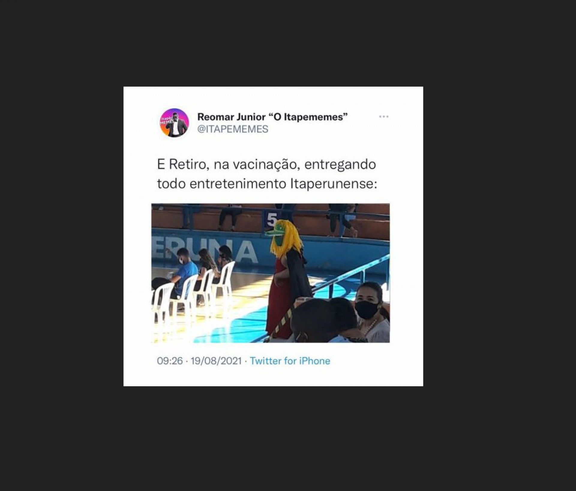 V&iacute;deo: Ser&aacute; que virou jacar&eacute;? Itaperunense se veste de cuca para ser vacinado contra a Covid-19