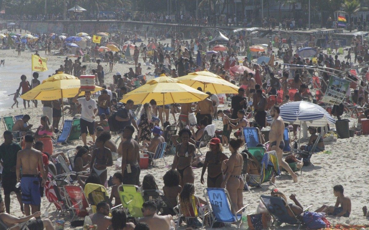 S&aacute;bado de sol levou cariocas para as praias do Arpoador e Ipanema na Zona Sul - Marcos Porto/Agencia O Dia