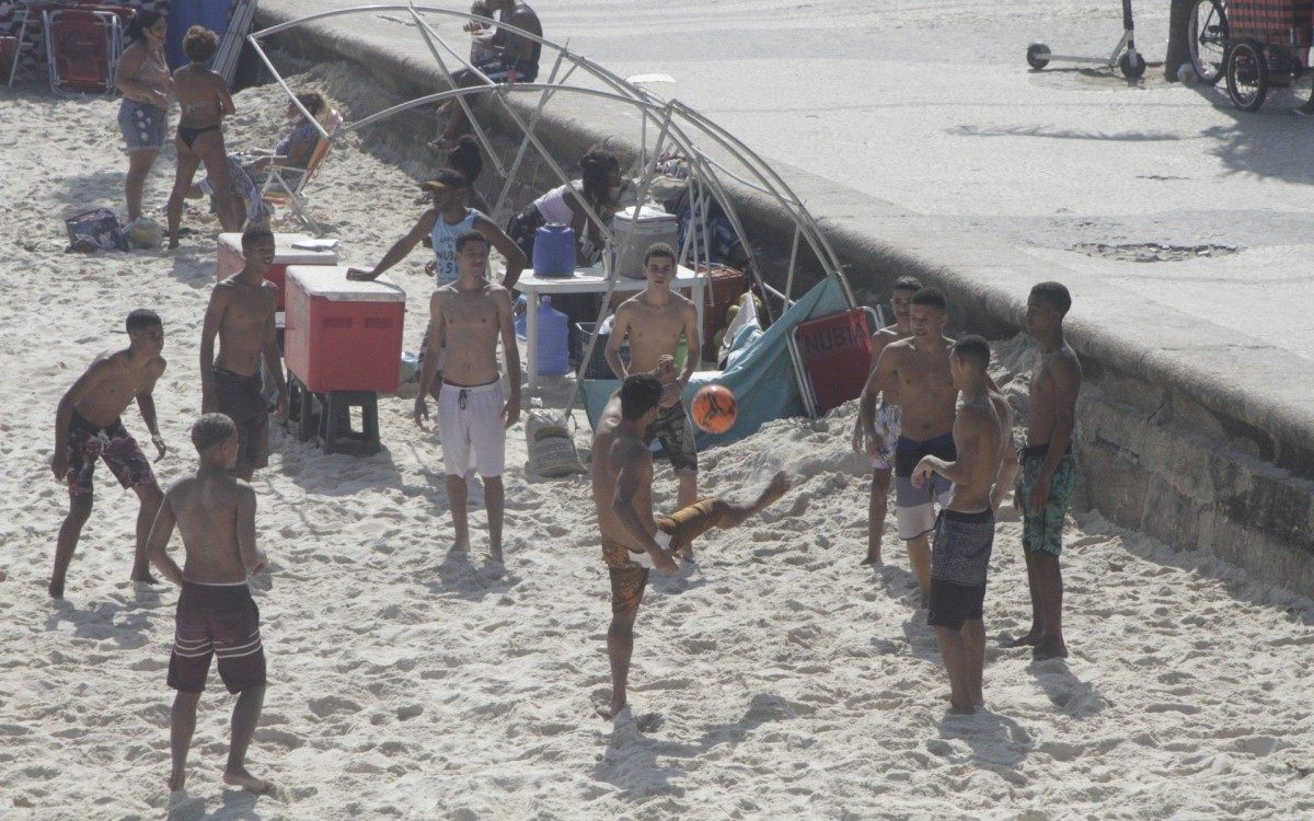 S&aacute;bado de sol Praia Arpoador e Ipanema no Rio de Janeiro, neste sabado (21).