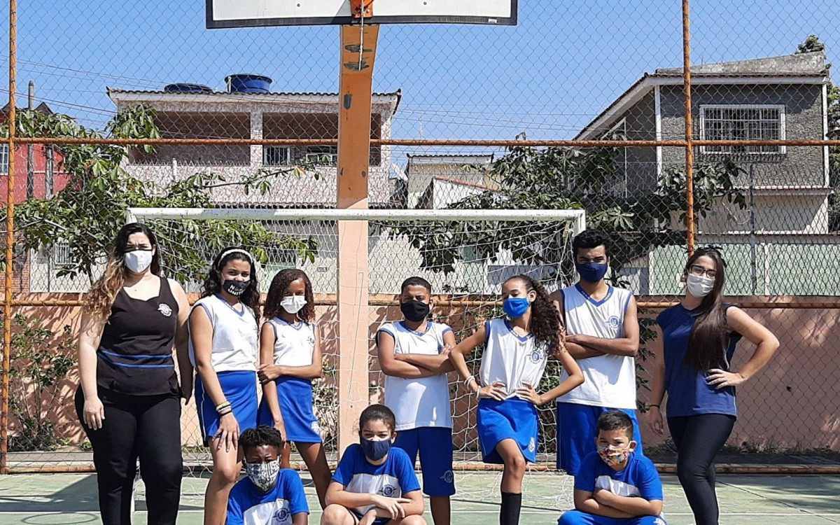 Camila e Joyce com os atletas que ir&atilde;o participar dos jogos

