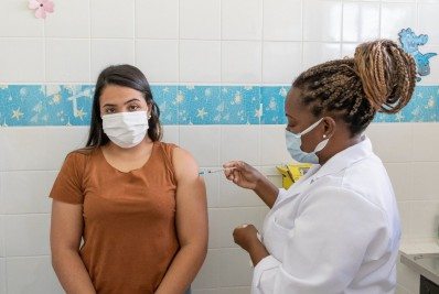 Jovens com 22 anos ou mais serão vacinados nesta segunda-feira
