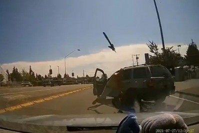 Vídeo: homem arremessa machado contra mulher em briga de trânsito