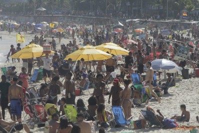 Com sábado ensolarado, cariocas lotam praias da Zona Sul do Rio