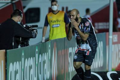 No dia do aniversário, Vasco não dá motivo para os torcedores comemorarem e perde para o Operário