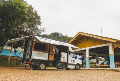 Caminhão de fotografia promove interação e expõe atividades de alunos de escola municipal em Meriti