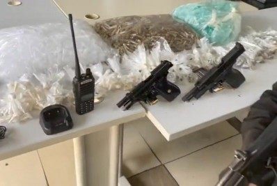 PM prende dois bandidos e apreende pistolas e drogas em Belford Roxo