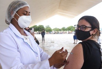 Adolescentes de Campos começam a ser vacinados contra a Covid-19 nesta segunda-feira (23)