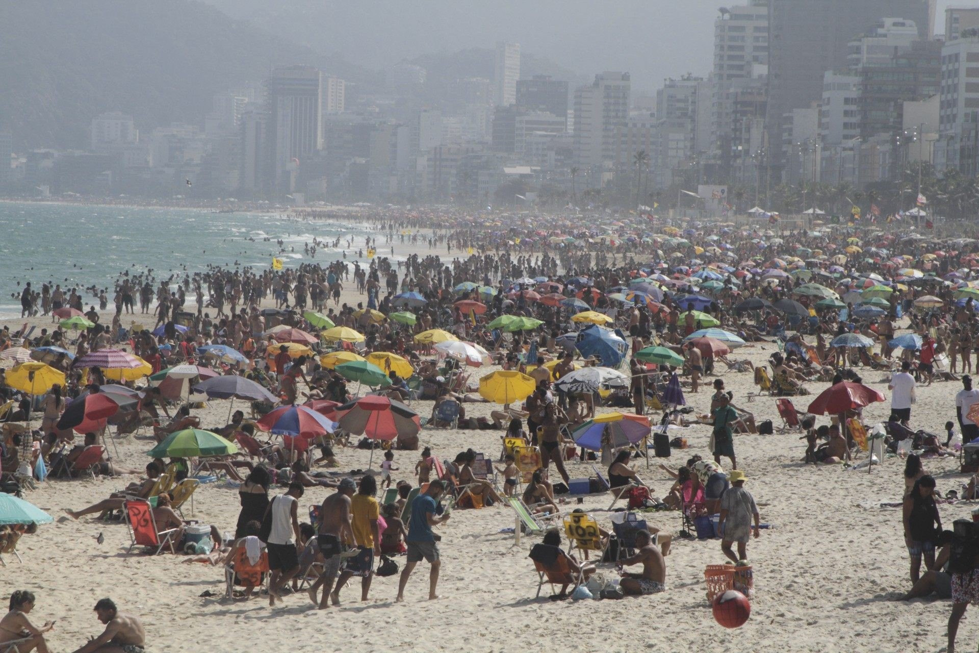Sábado de sol Praia Arpoador e Ipanema no Rio de Janeiro, neste sabado (21). - Marcos Porto/Agencia O Dia