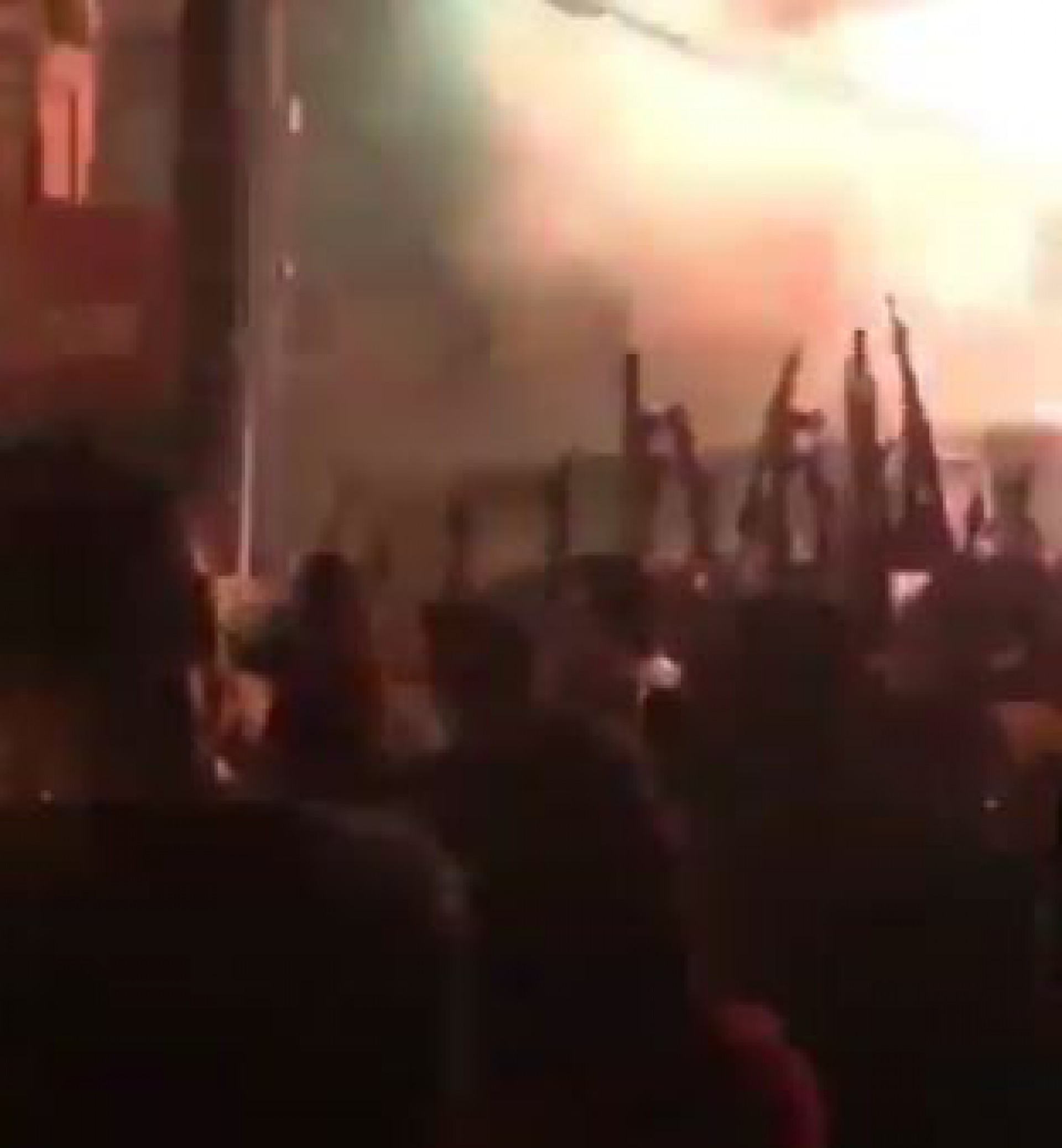 Vila Vintém vira reduto de bailes com fuzis e aglomerações durante pandemia