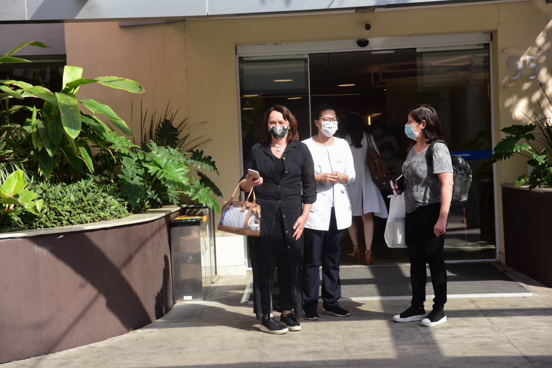 Myrian Rios tem alta hospitalar após passar por cirurgia para retirada de próteses auriculares - Ag. News