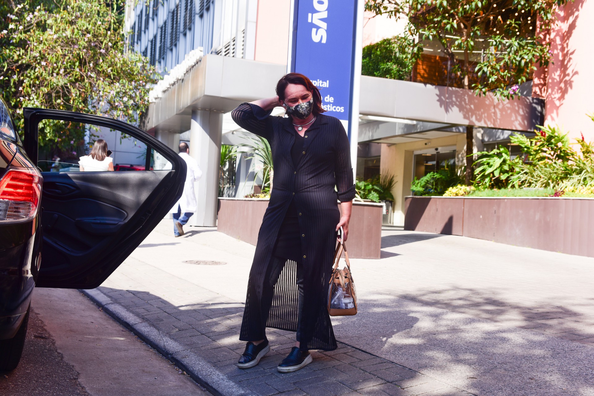 Myrian Rios tem alta hospitalar após passar por cirurgia para retirada de próteses auriculares - Ag. News