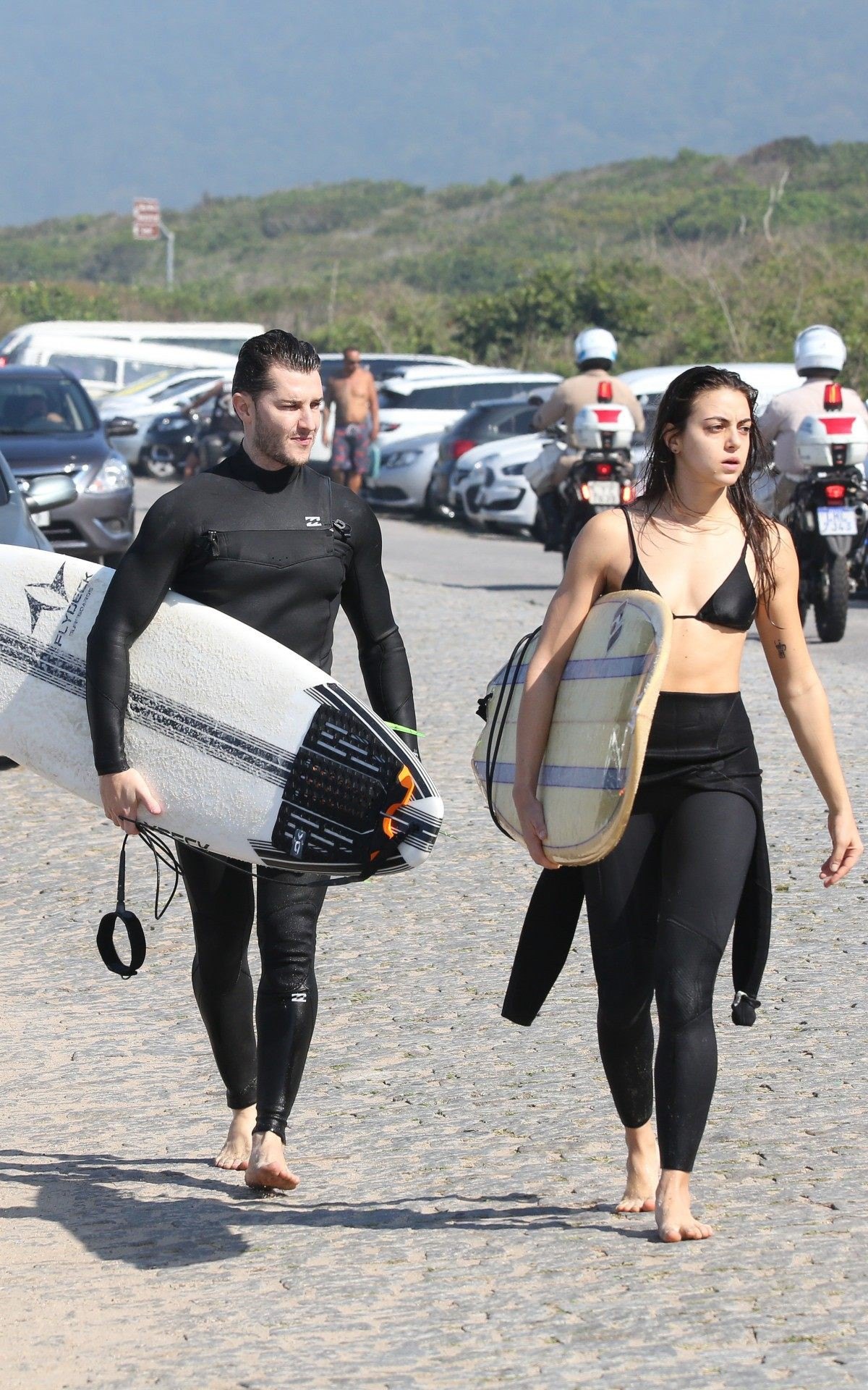 Klebber Toledo surfa na Praia de Grumari, na Zona Oeste do Rio, acompanhado pela cunhada, Caroline Queiroz, irm&atilde; de Camila Queiroz