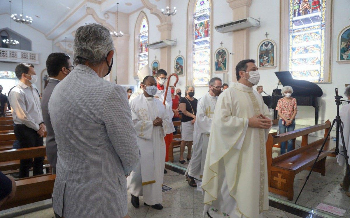 A missa na Par&oacute;quia S&atilde;o Jo&atilde;o Batista, que fica no Centro da cidade, foi conduzida pelo Bispo Dom Tarc&iacute;sio