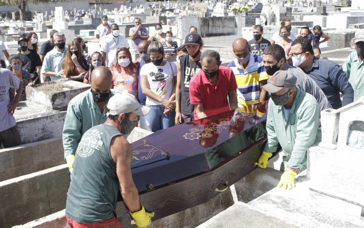 Enterro do jovem João Vitor de Oliveira Santiago 17 anos, morto em São Gonçalo, neste domingo (22).