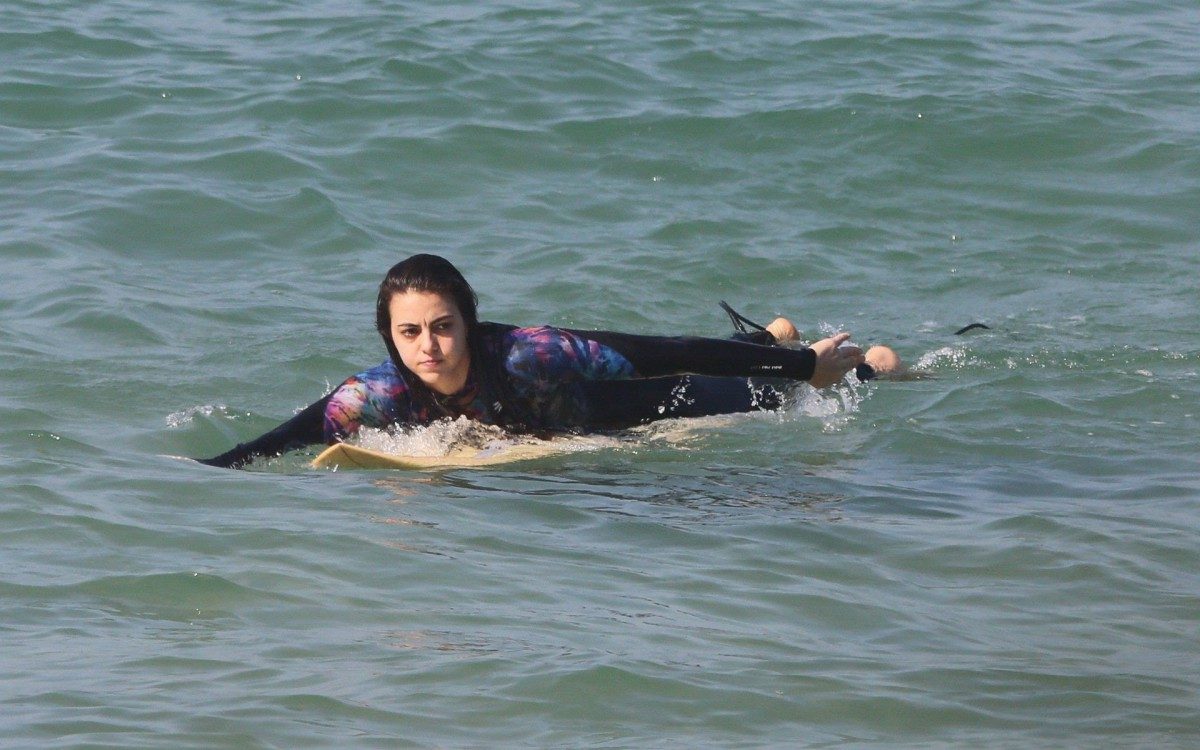 Klebber Toledo surfa na Praia de Grumari, na Zona Oeste do Rio, acompanhado pela cunhada, Caroline Queiroz, irm&atilde; de Camila Queiroz